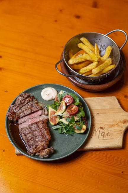 Vazia grelhada no Josper com salada da época e batatas fritas